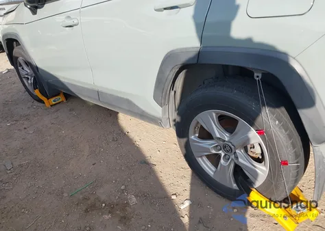 2019 Toyota Rav4 Xle z USA, uszkodzony, nr VIN JTMP1RFV3KD040801